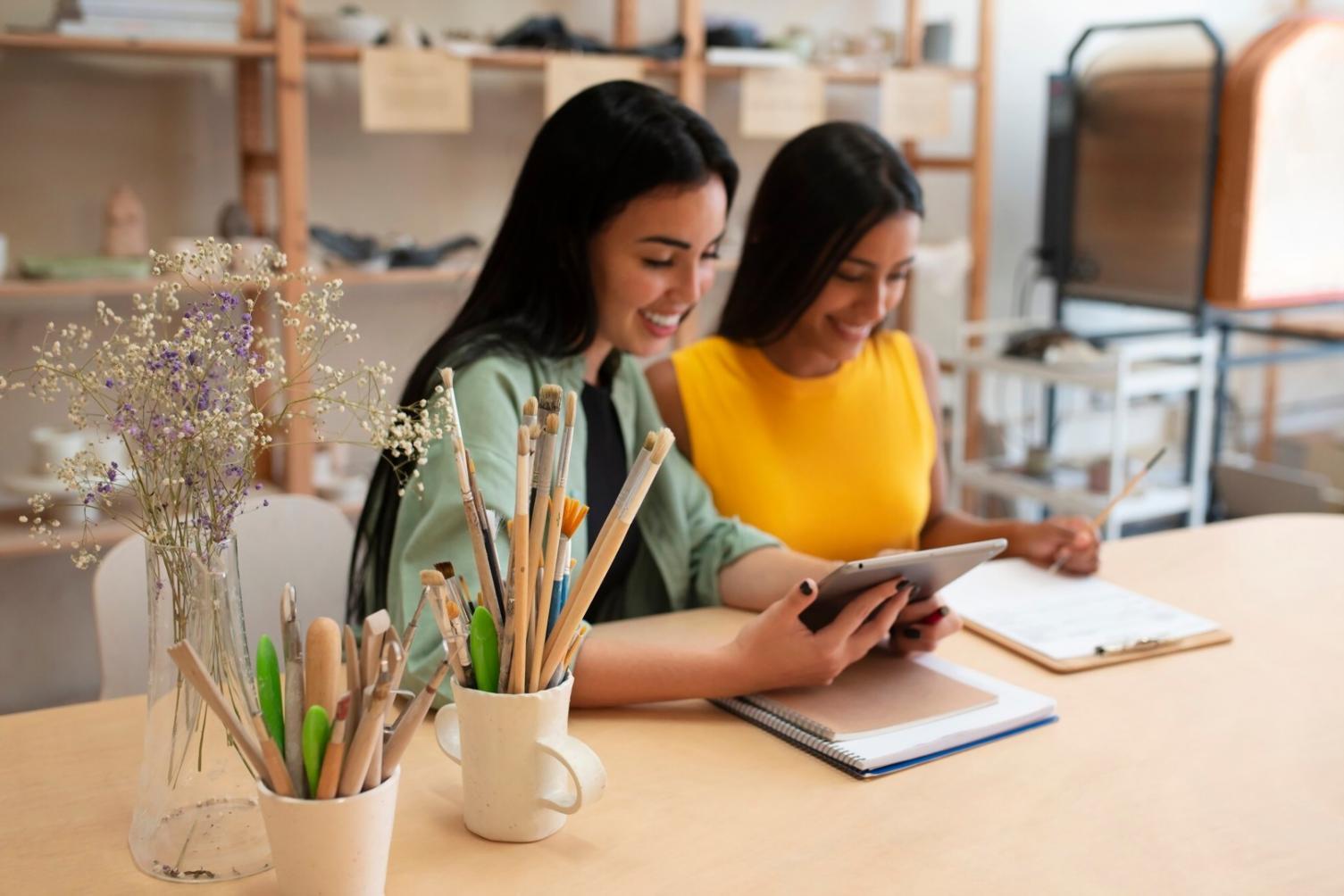 Teilnehmer bei einer kreativen Schreibübung