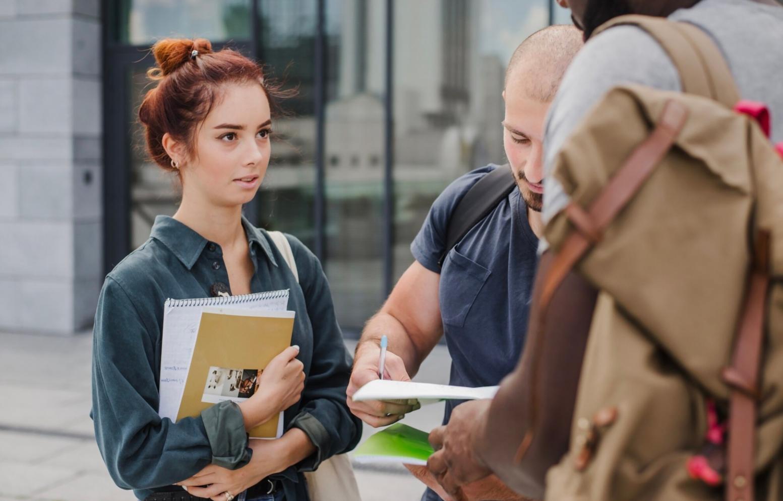 Kreative Storytelling-Session mit Teilnehmern in inspirierender Arbeitsatmosphäre