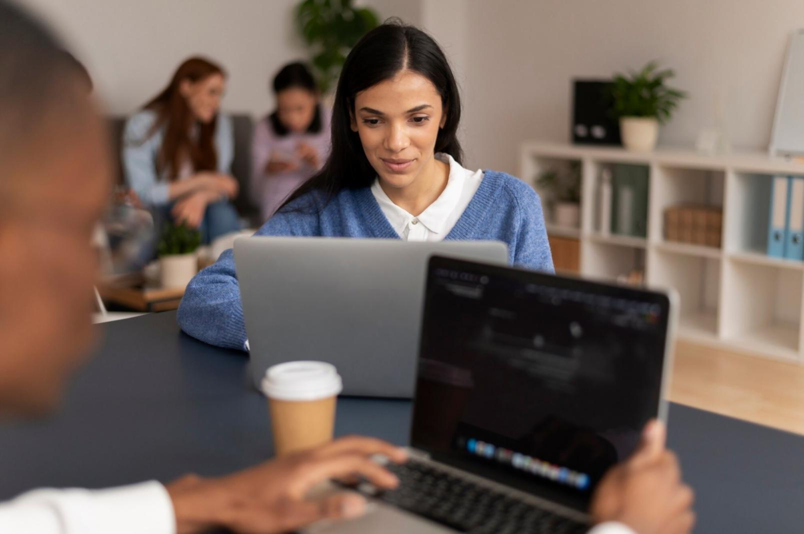 Workshop-Teilnehmer entwickeln gemeinsam Storytelling-Konzepte