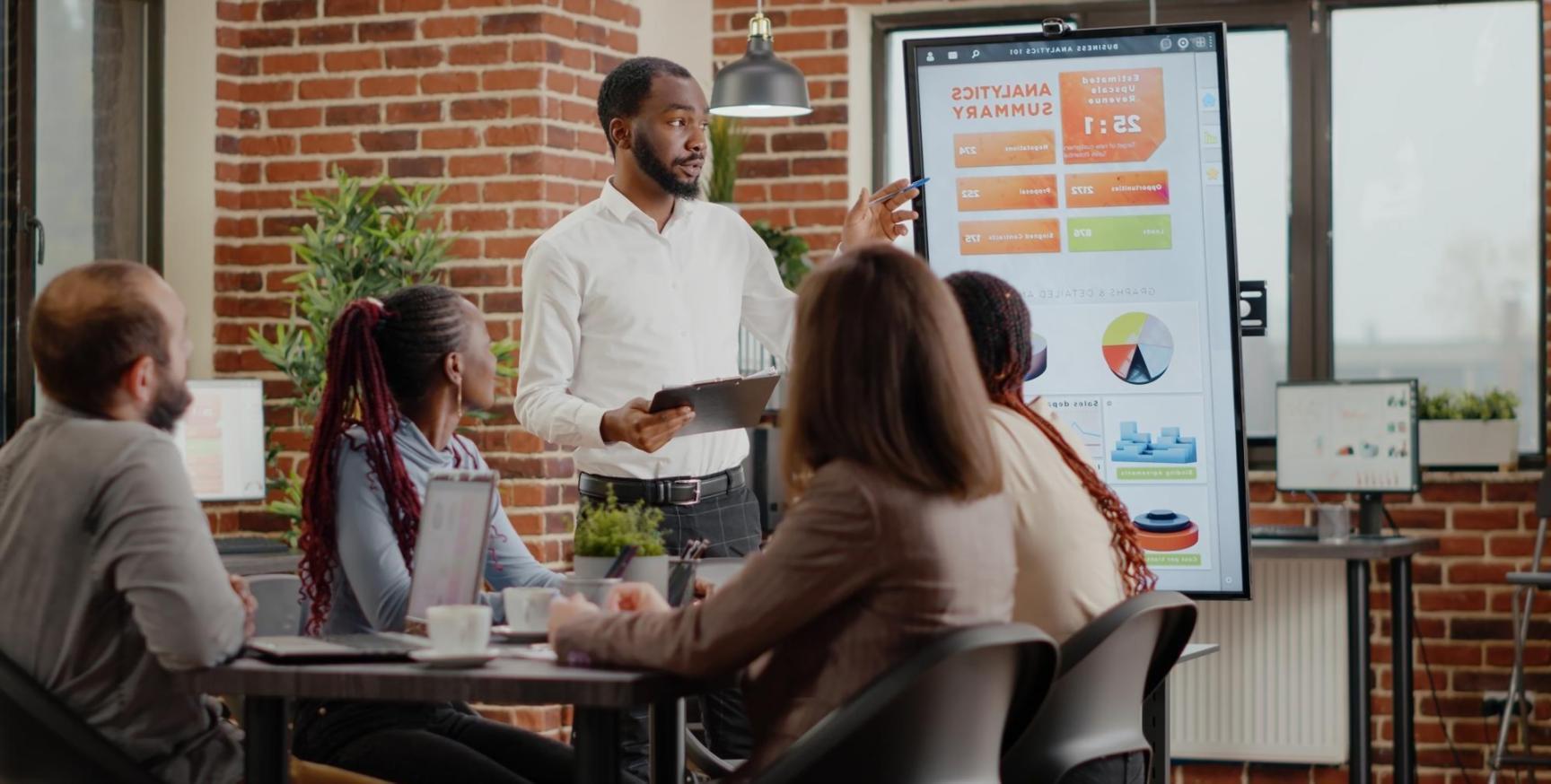 Interaktive Storytelling-Session mit Teilnehmern, die gemeinsam an kreativen Erzählkonzepten arbeiten