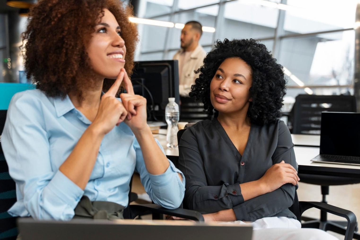 Professioneller Workshop-Raum mit modernen Präsentationstechniken und kreativer Atmosphäre