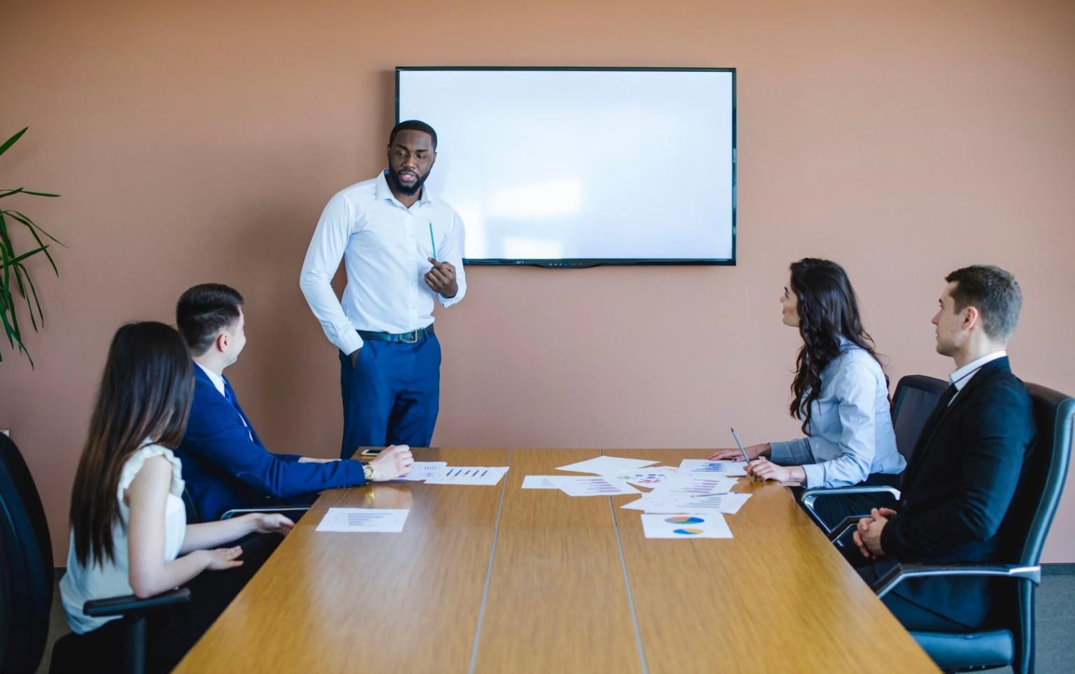 Kreative Storytelling-Werkstatt mit verschiedenen Schreibutensilien und Inspirationsmaterialien