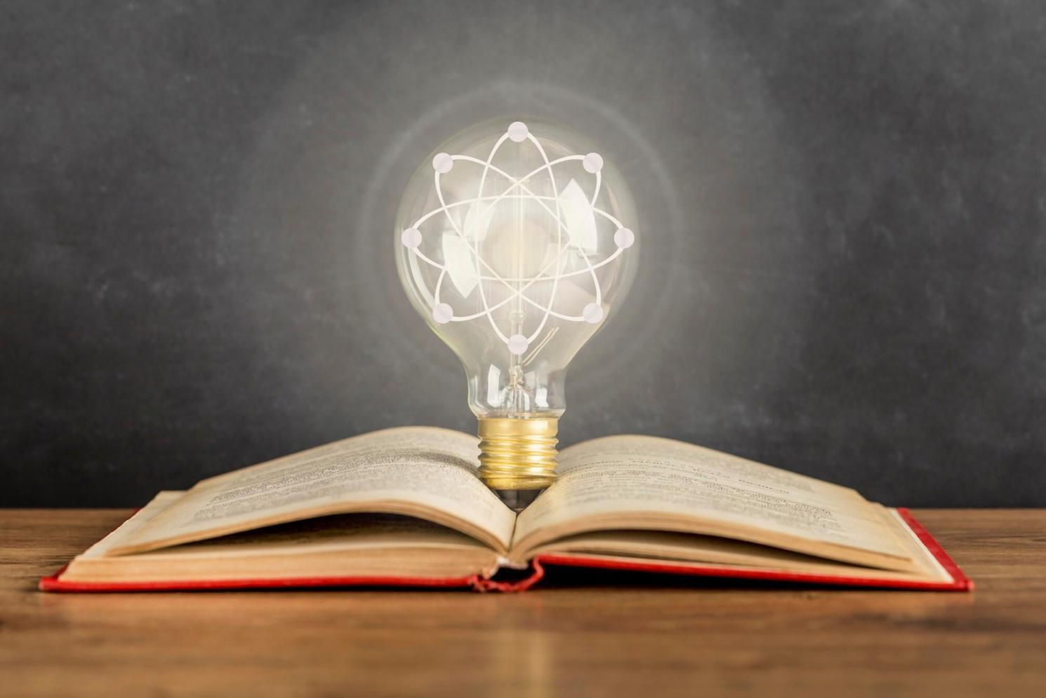 Kreative Arbeitsumgebung mit Drehbüchern und Notizen